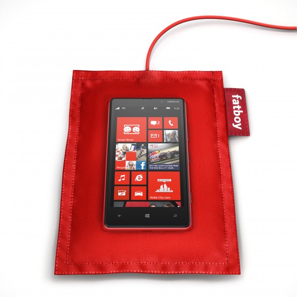 fatboy rechargeable pillow dt 901 with nokia lumia 820 580x580 The Nokia Lumia 820 and 920 are here!