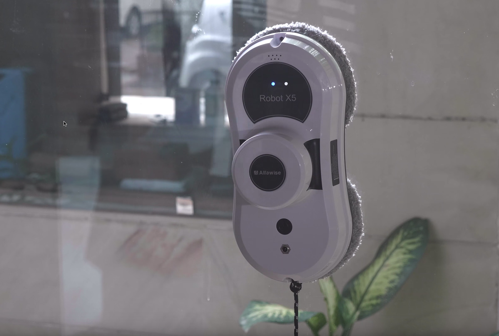 Robotic Glass Cleaner Is Perfect For Office And House Setups With a Lot